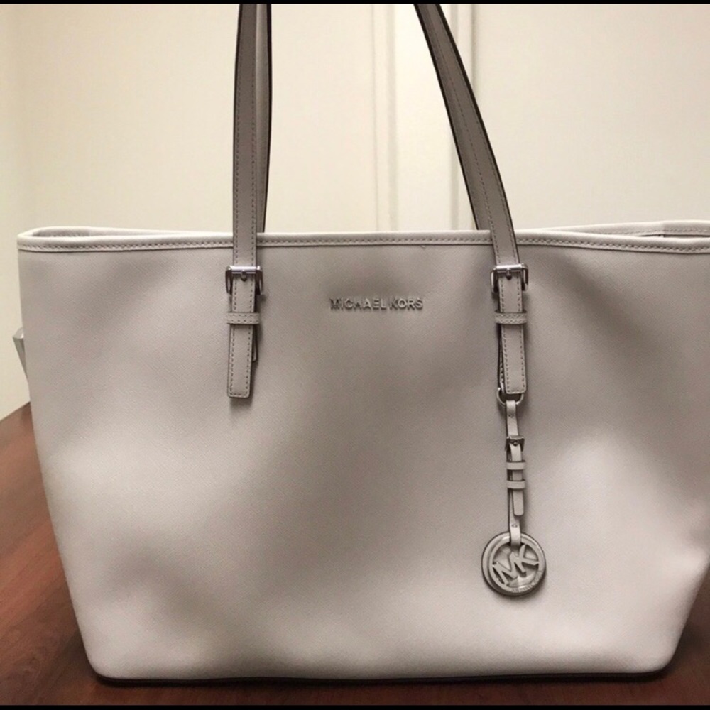 RE SELLING MICHAEL KORS TOTE NEW NEVER USED